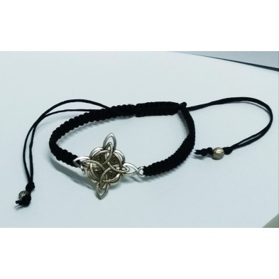 Pulsera nudo bruja, en cordón macramé negro